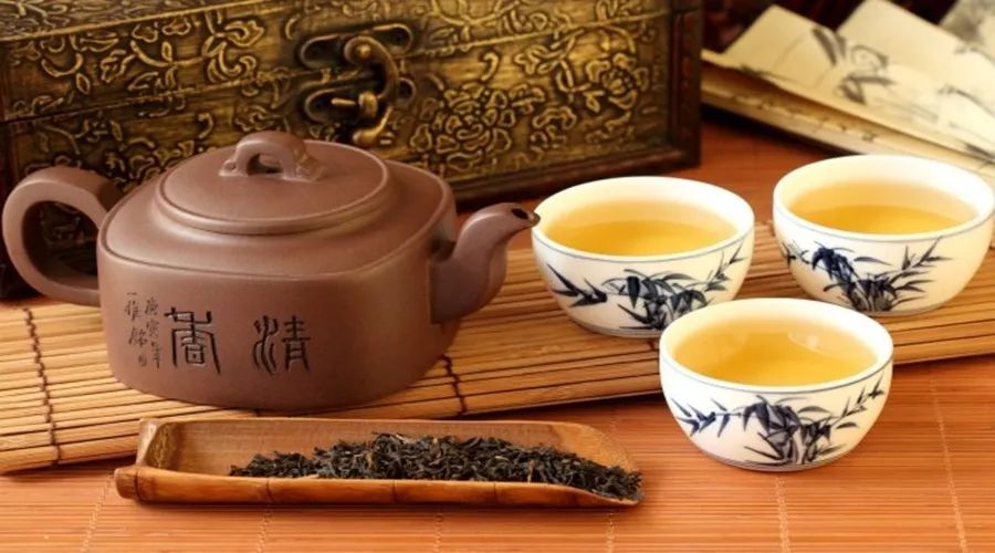 但是注意,早上喝茶时一定不要喝浓茶,比日常喝茶时要淡一些.