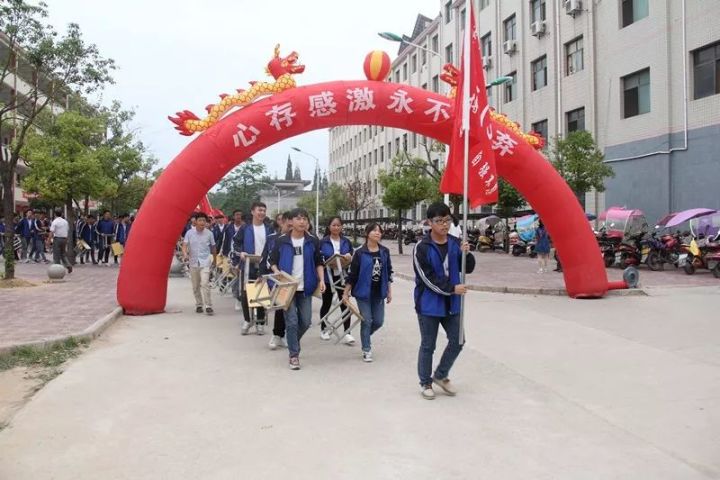 遂川二中隆重举行2018届高考复习迎考动员暨誓师大会