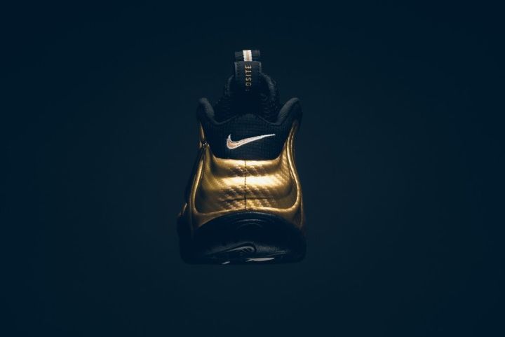 新货快讯丨詹姆斯帅气登上时尚杂志封面上脚金色lebron15