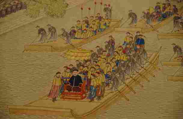乾隆帝南巡走水路时,御舟前有两对船走两边引路,船旁有一人骑马在河边