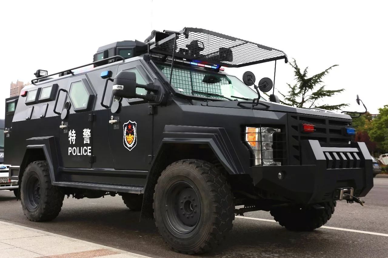 一款帅气逼人的警用设备正式亮相街头,它就是—— 特警防暴装甲车