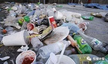 由于外卖包装多使用塑料袋和塑料餐盒,全国每天产生的外卖垃圾超过350