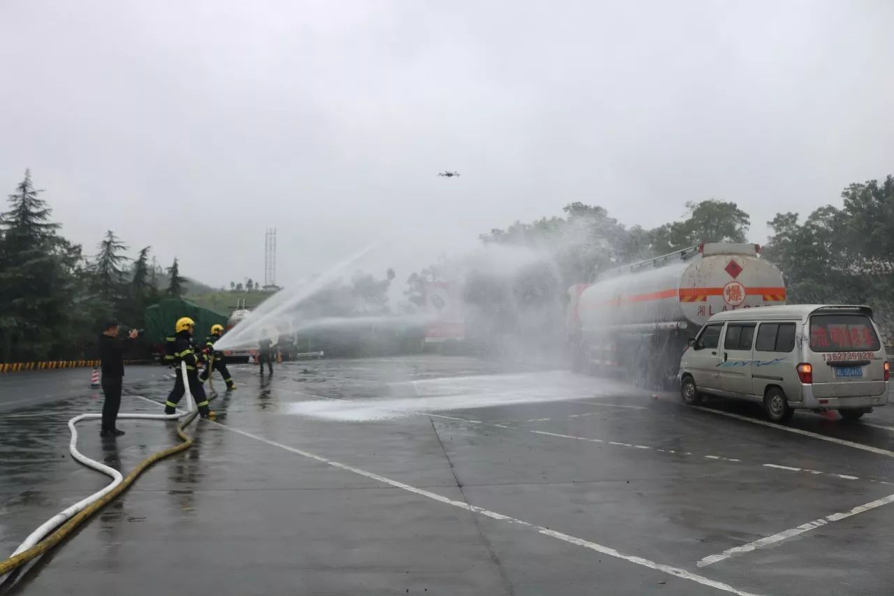 围观京港澳高速突发交通事故郴州永兴县运用指尖协作模式成功处置