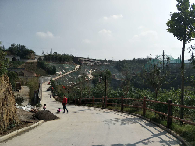 旅游 正文  荥阳塔山景区位于荥阳市崔庙镇郑庄古城,景区有孔雀,猴子