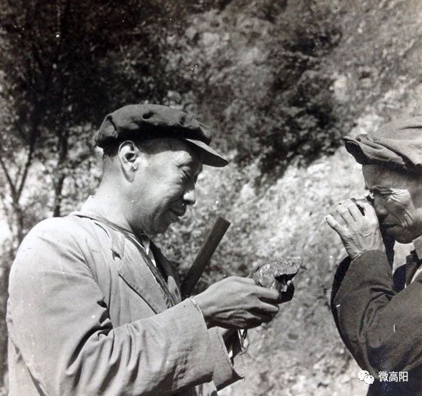 侯德封先生与日本人培养的找矿工老王头在野外工作-1950年