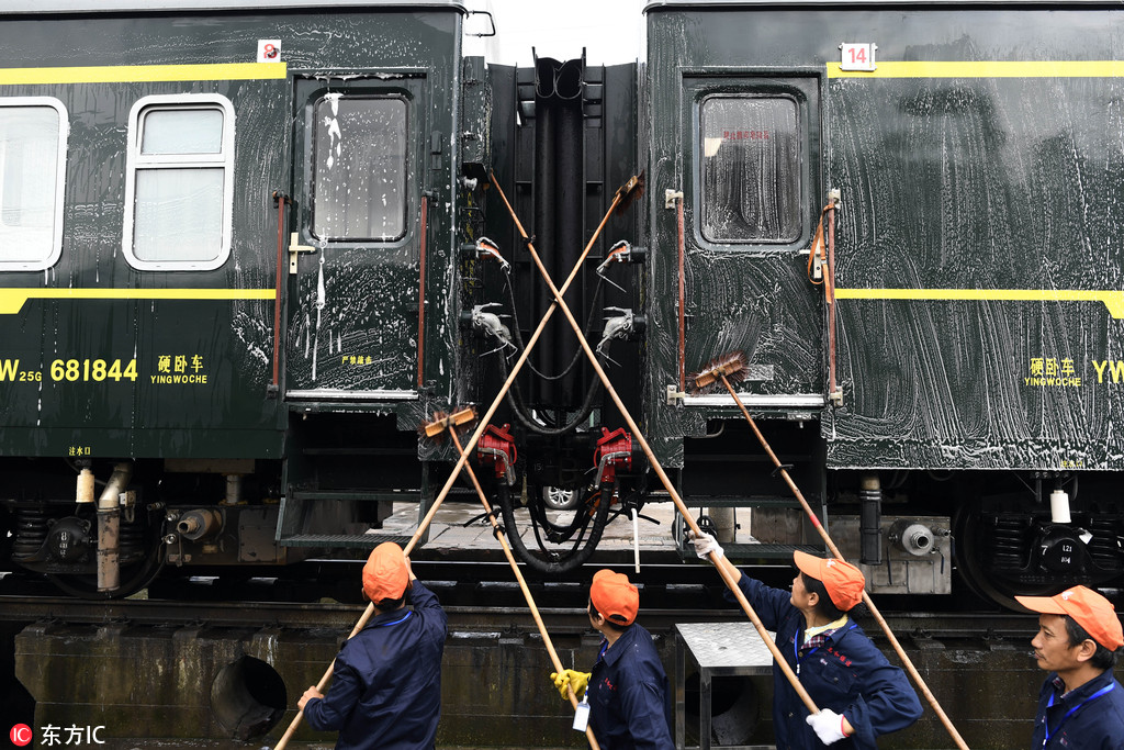 探访重庆列车"洗澡工" 每天走12公里举杆18万次