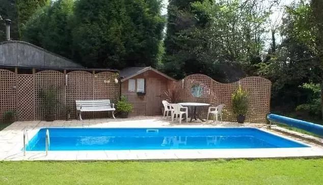 农村小伙在后院建了一个游泳池,没想到过程这么简单!