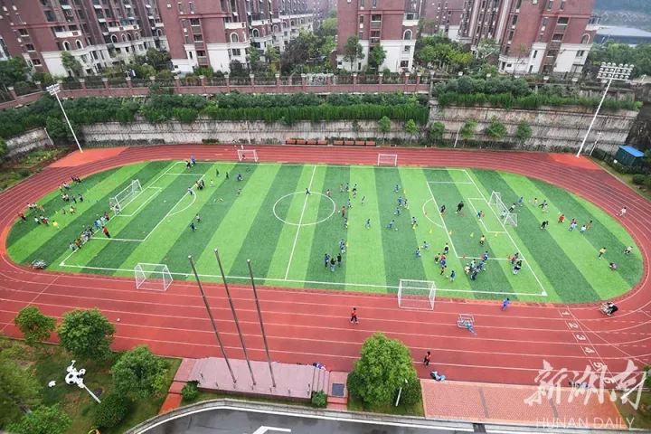 体育 正文  10月17日下午,长沙市雨花区砂子塘吉联小学,孩子们在焕然