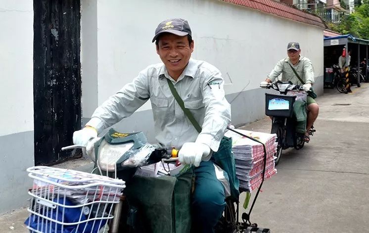 邮递员叔叔在路上