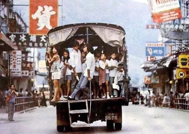 小编在网上突然翻到了一个美国人在1983年在中国拍到的照片,看完后