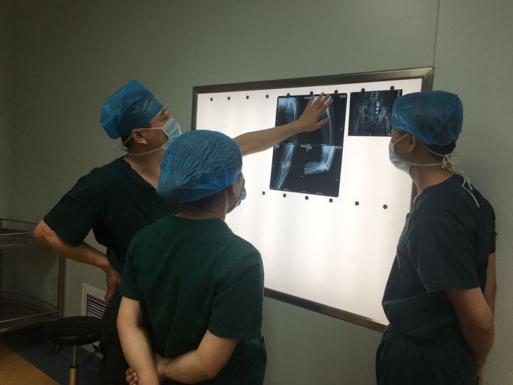 二轻医院首例c型臂x光机引导下右股骨颈骨折术在我院百级手术间顺利