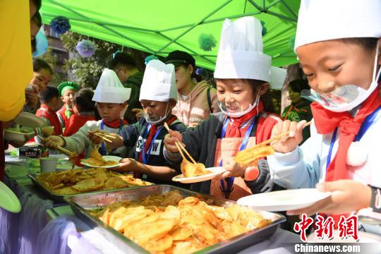 兰州小学生体验"情境教育"课:现场制作本土美食