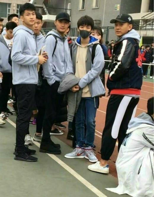 王俊凯北电运动会上为同学加油,引来网友赞声一片