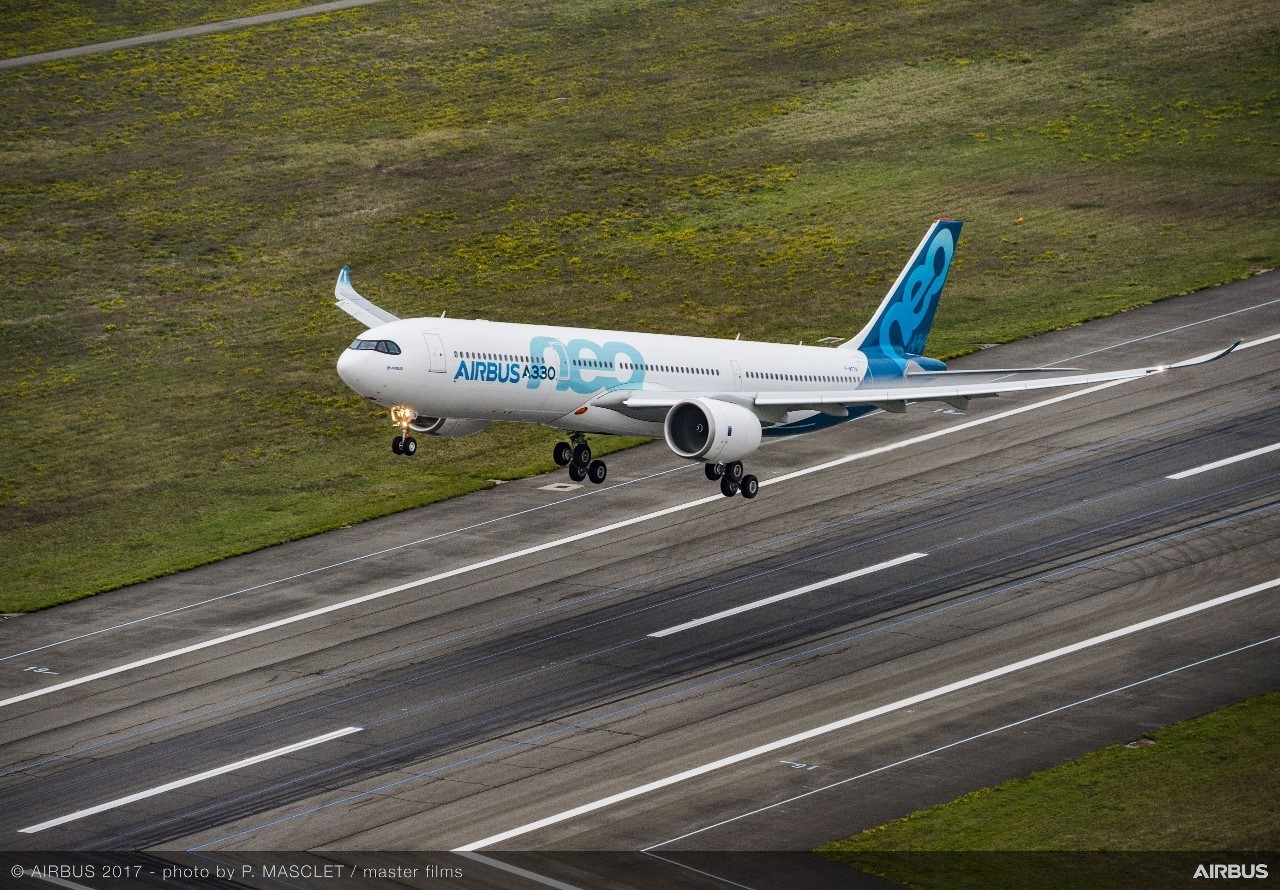 a330neo是2014年范堡罗航展上,就是喜欢发动机这个角度的质感.