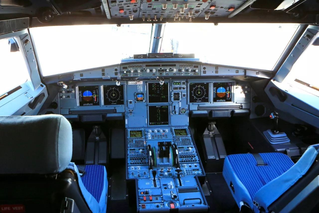 插播几张a321neo原型机的客舱.测试版的客舱都是这个样子的.