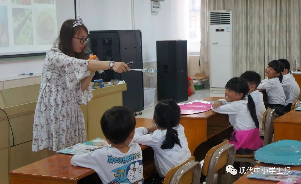 广州市越秀区东风西路小学聂慧老师化身为"仙女姐姐,和学生进行互动.