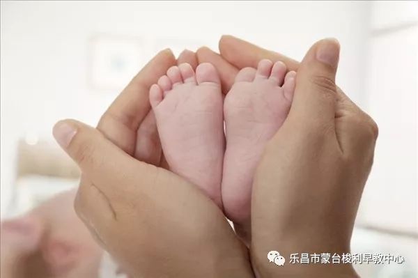 经常摸宝宝这两个地方,孩子更聪明!