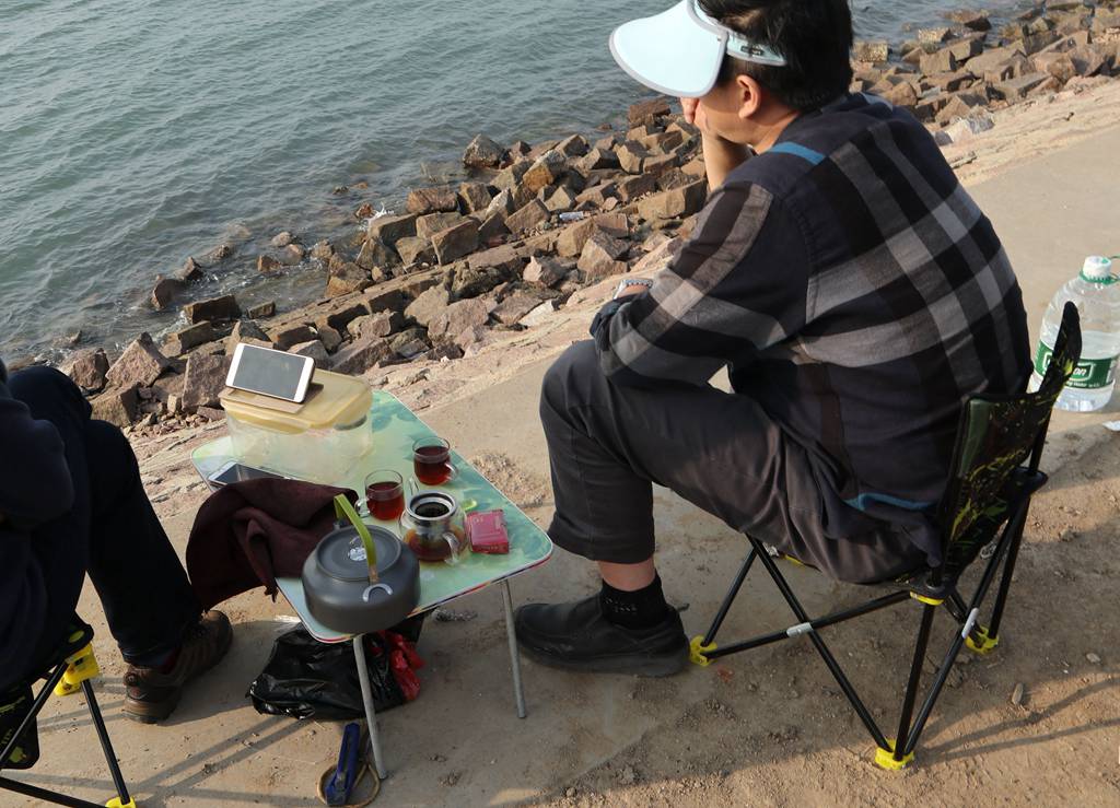 青岛人会享受开着房车到海边钓鱼聚餐品茶喝酒,钓到几