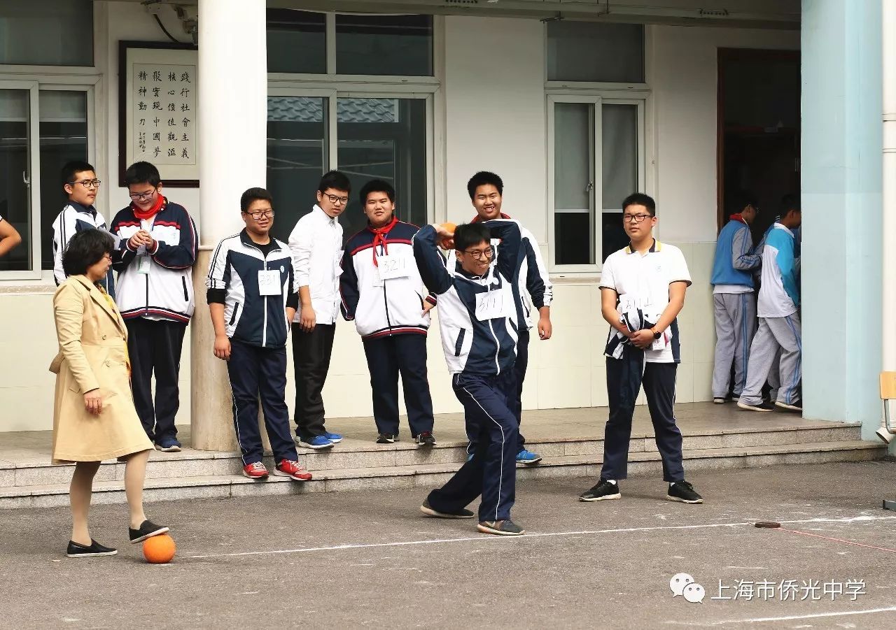 61快乐",上海市侨光中学第28届秋季田径运动会传来了闭幕的跫跫足音