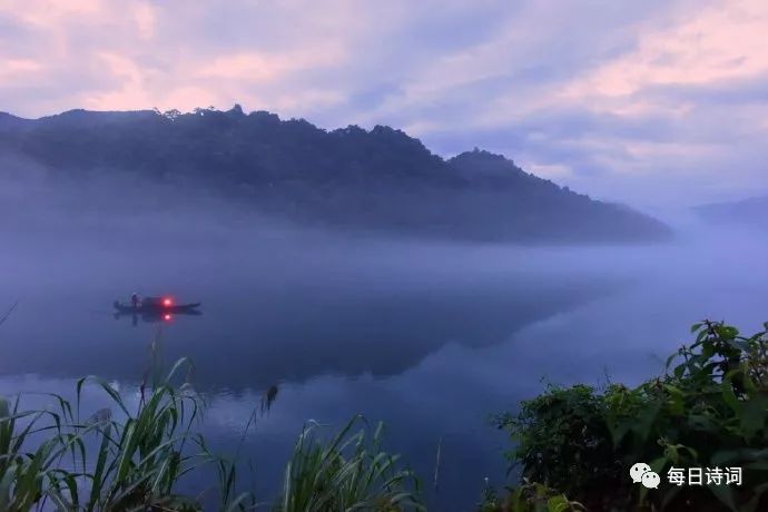 雨中青山,江上渔舟,水中白鹭,两岸红桃,美景之中有一渔翁,青色的