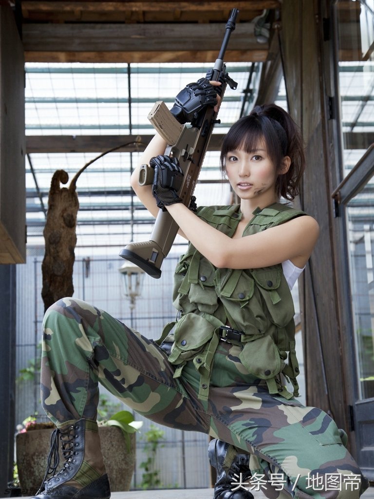 日本女兵拿枪的姿势,特别撩人.