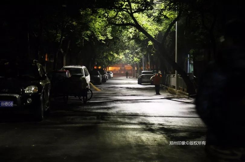 在凌晨3点的郑州街头我们拍下了这一幕