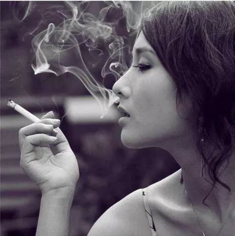 其实,抽烟的女人并不代表她坏, 现在抽烟的女生越来越多 指尖夹着