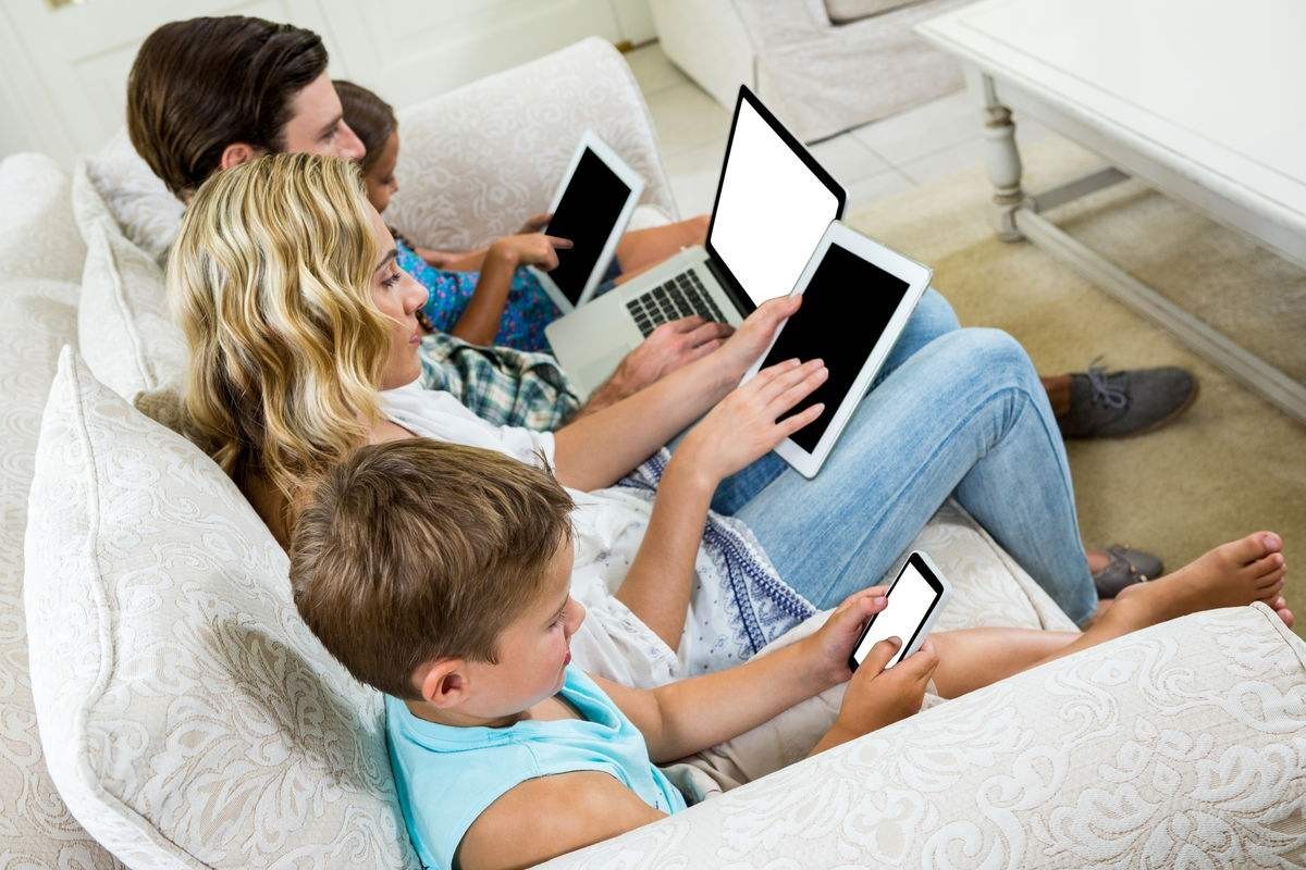 小男孩和小女孩在沙发上玩手机-蓝牛仔影像-中国原创广告影像素材