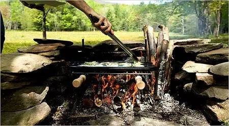 【建灶烹食成长营】土坑烧鸡竹筒饭,达科塔火坑,化身荒野小厨神!