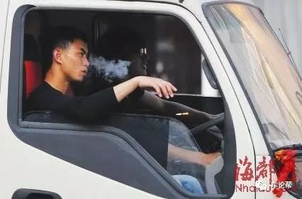 开车把左手放车窗外的男人为什么很多?