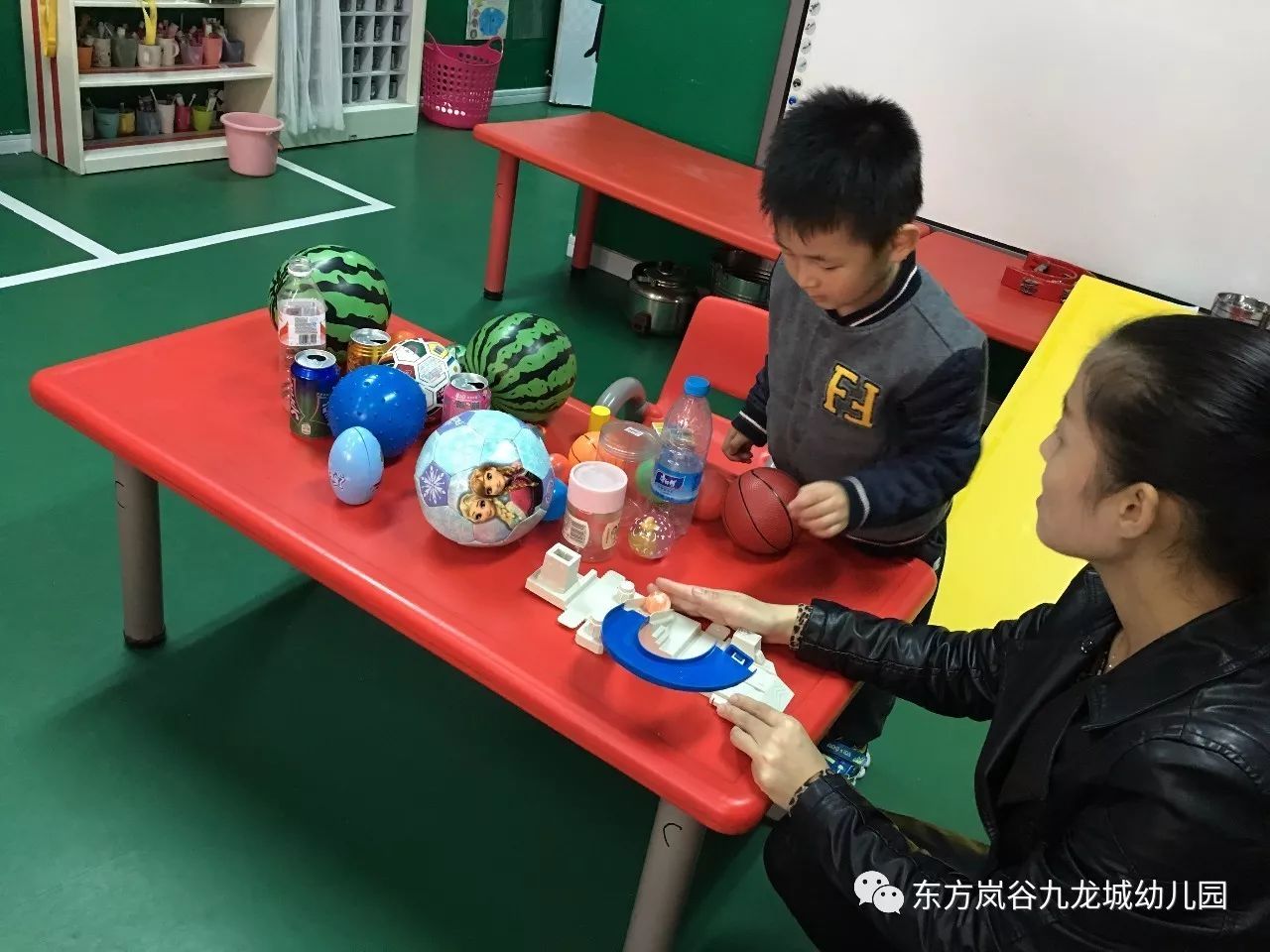 1.幼儿操作材料:皮球,卷筒,易拉罐及牛