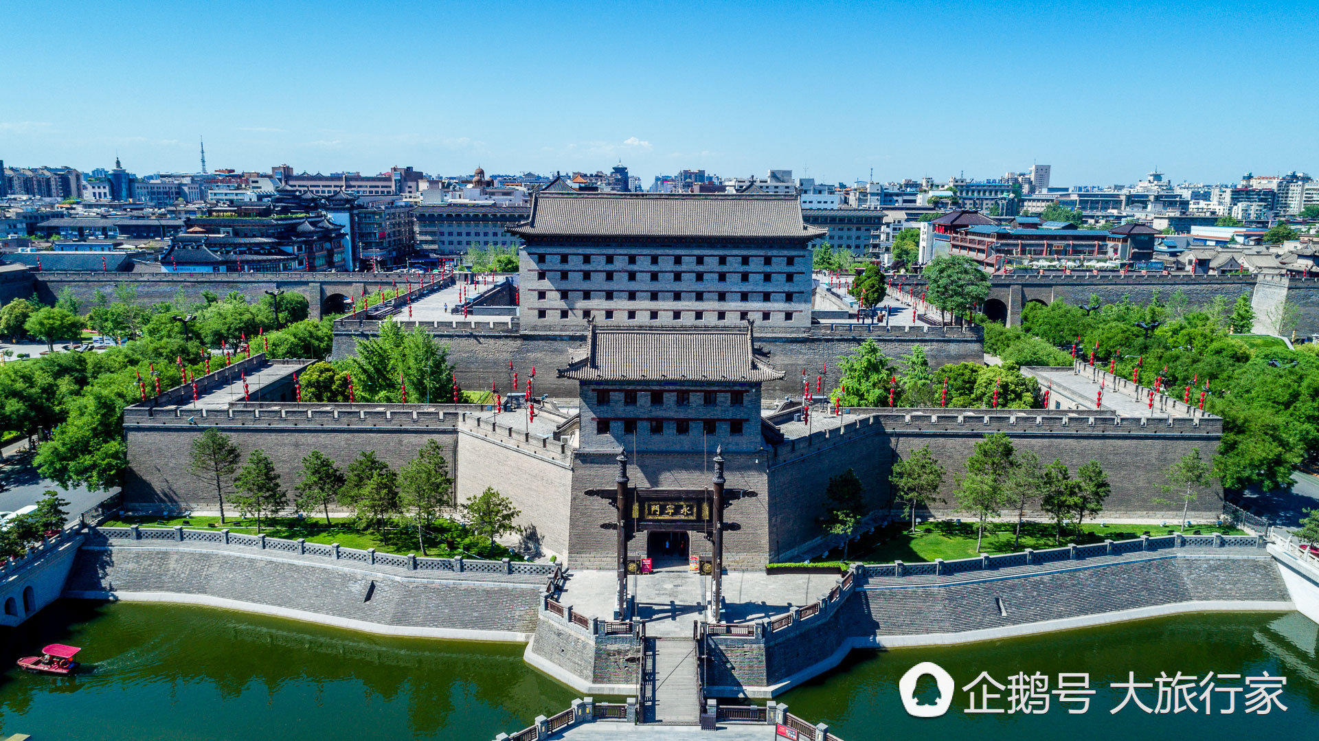 旅游  2017西安国际马拉松起点设在西安标志性建筑永宁门,城墙是西安