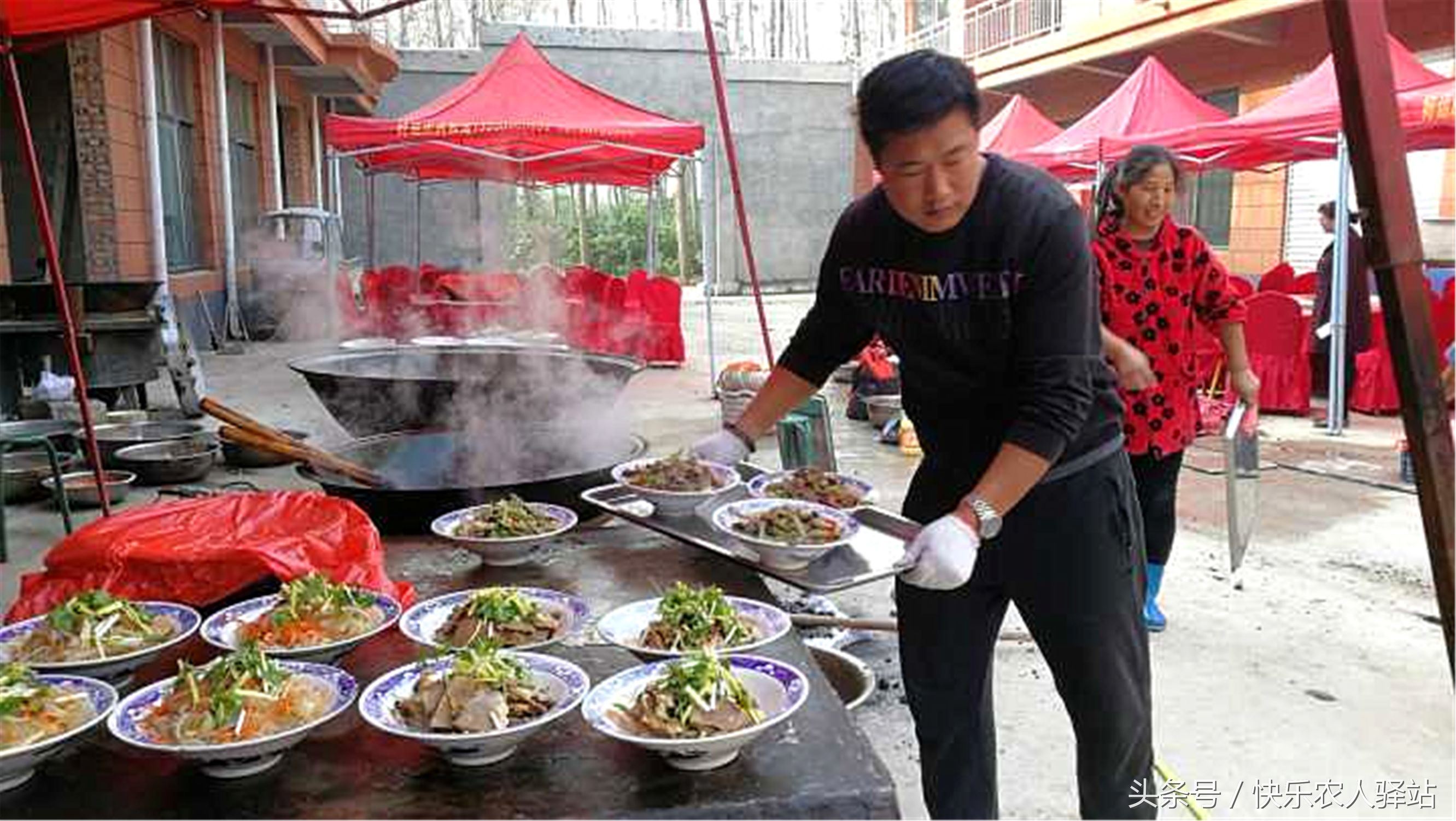 在农村,孩子满月和三岁,都要摆喜宴,有干爹的,据说还要过个12岁,叫