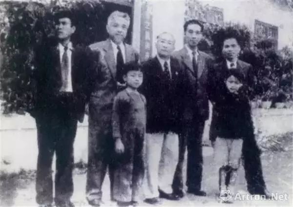 1948年,梁锡鸿(左一,王道源(左二,高剑父(中,阳太阳(右二)