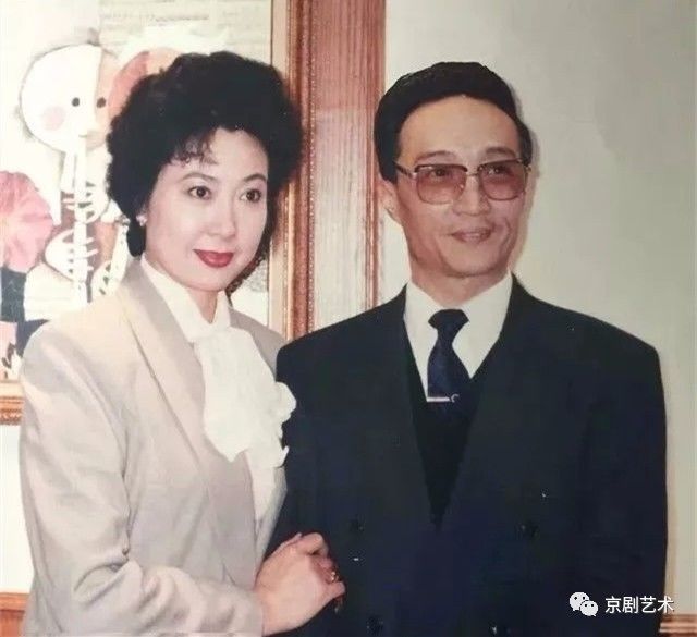 在当年剧中大多是男演员的情况下,沈健瑾一身年轻朝鲜妇女的装束,年轻