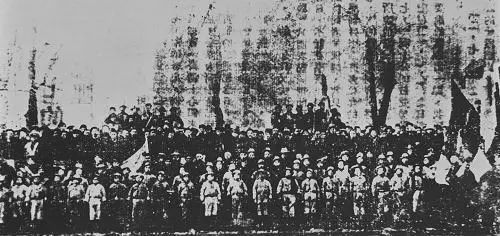 历史 正文 1923年2月7日,京汉铁路工人奋起反抗帝国主义和封建军阀的