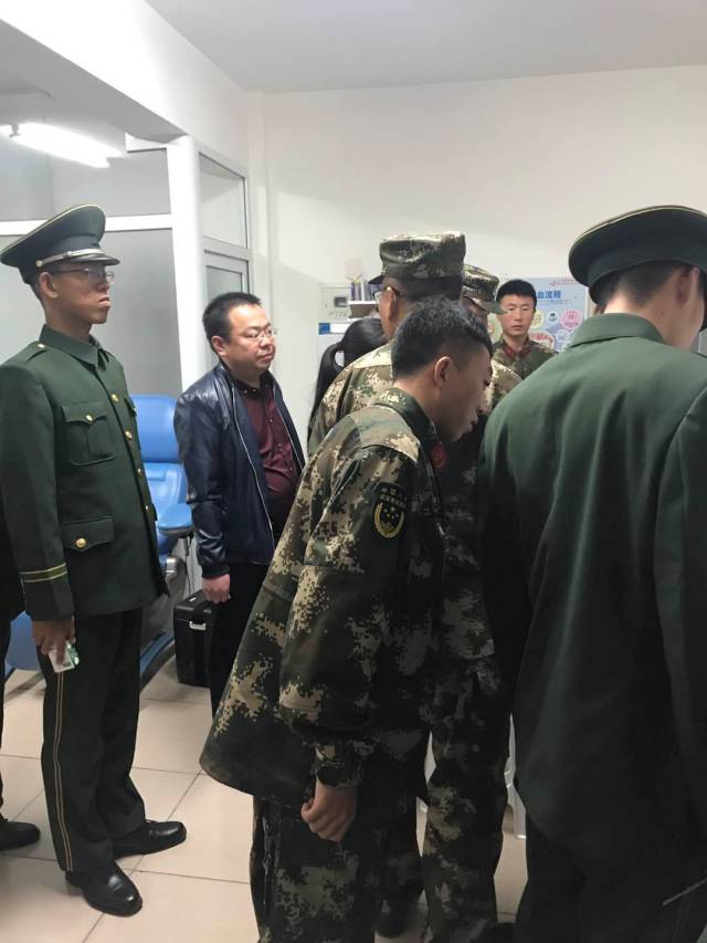 数十名武警官兵出现在东胜区欢乐谷,路过群众纷纷点赞