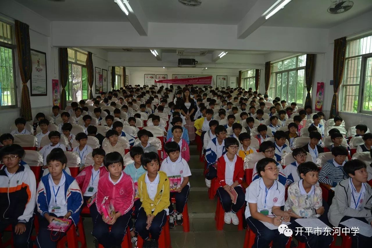 关爱女生  呵护成长——全国中小学"关爱女生"公益巡回讲座在东河中学