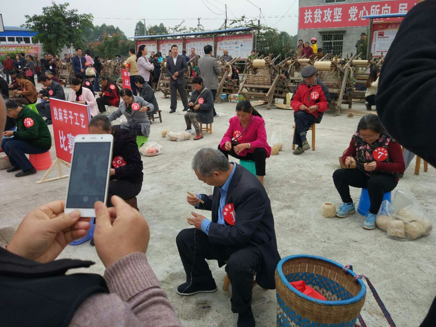 隆昌市首届夏布生产手工技能大赛昨日在周兴镇拉开帷幕!