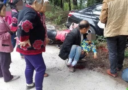 南部某乡村道路发生车祸摩托车上娃娃当场失去生命