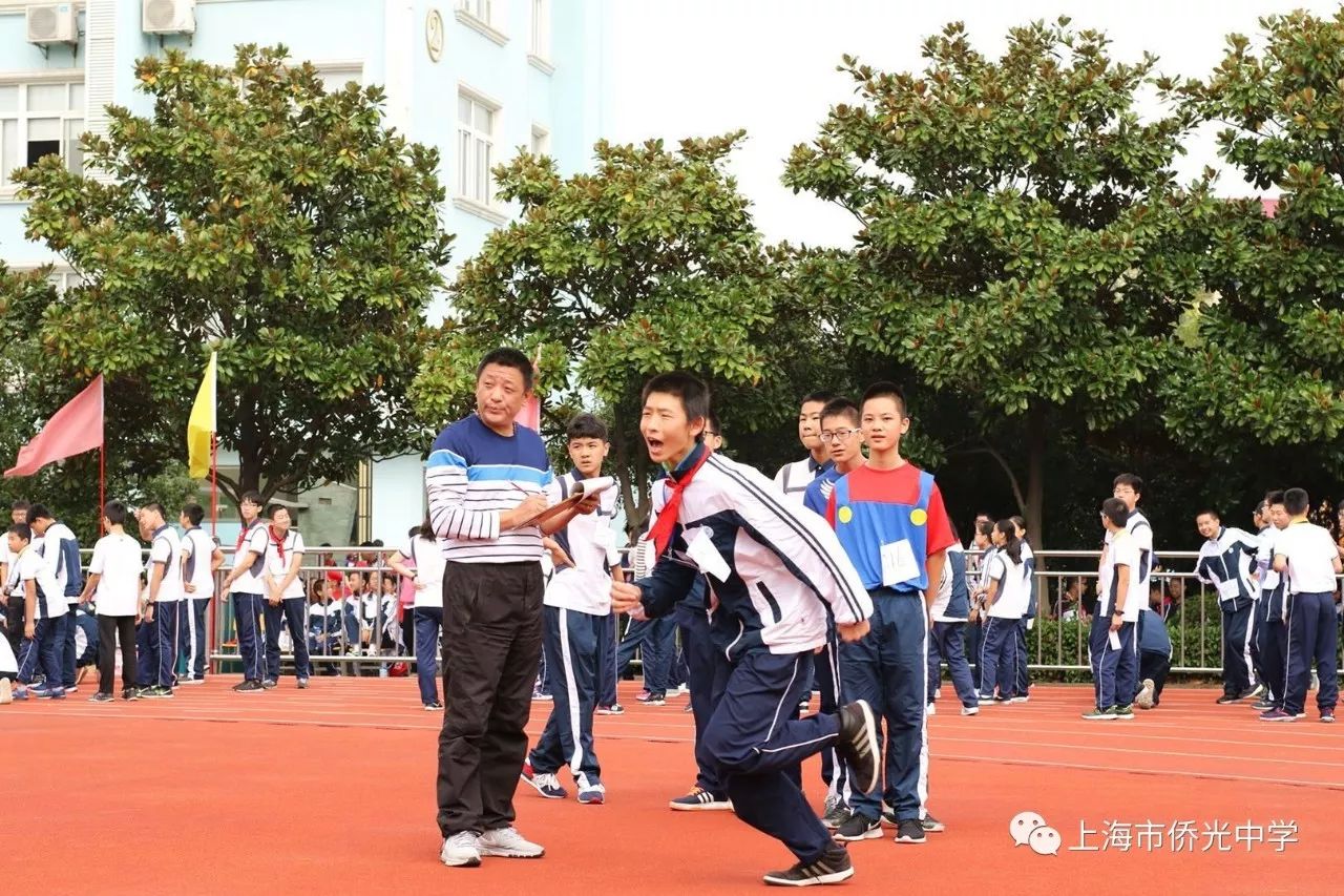 61快乐",上海市侨光中学第28届秋季田径运动会传来了闭幕的跫跫足音