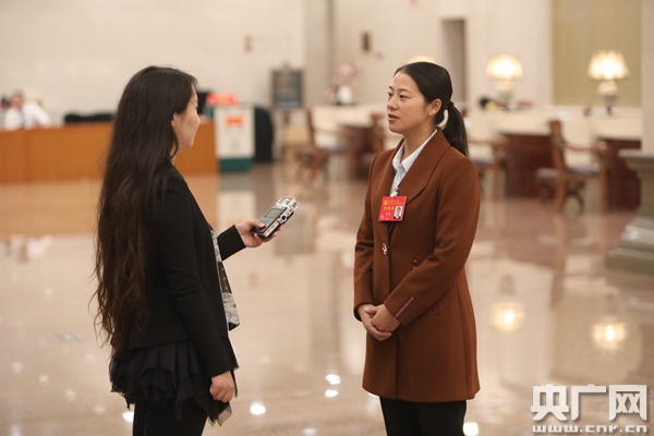 十九大代表说大湾村第一书记余静脱贫攻坚要与群众干在一起苦在一起