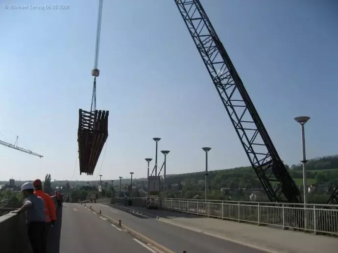精彩图集600吨桁架臂汽车起重机跨桥吊装桥梁组件