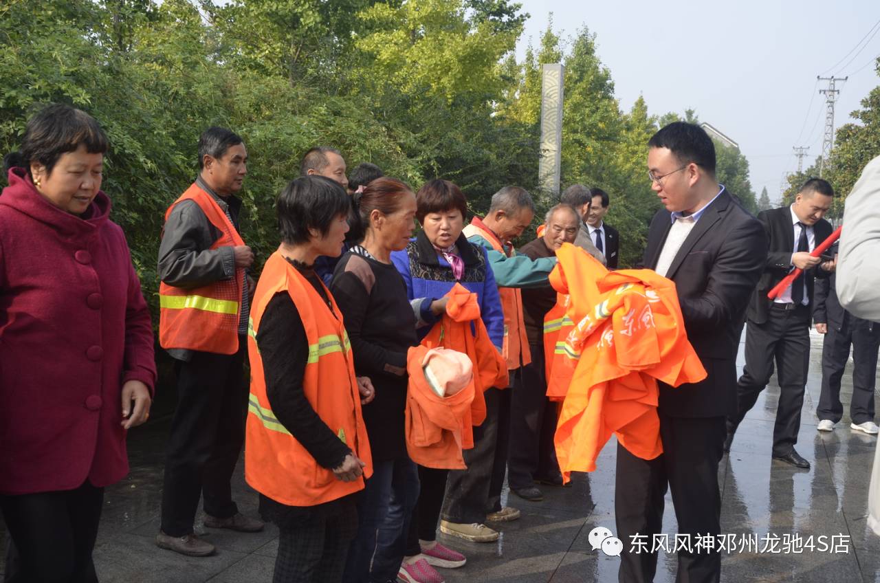 环卫局胡局长,编外雷锋团李队长现场发放反光背心.