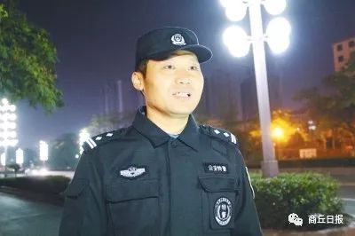 正在街头巡逻的谢敏杰 记者陈海峰摄