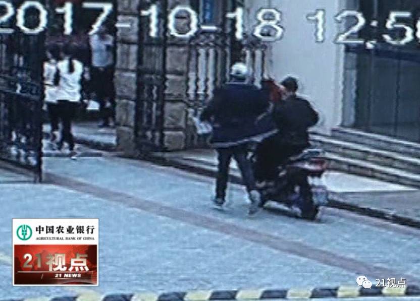 30多岁小偷化装进校盗窃扮学生穿校服拿着书结果