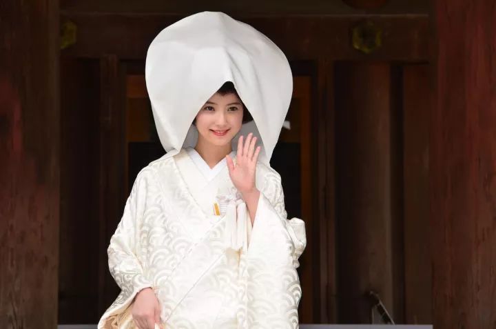 所以可以猜测,婚礼仪式时女神应该穿的是传统新娘礼服「白無垢」.