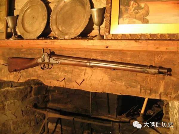 这还没见过.1543年意大利火绳枪英国人做的燧发枪,用黄铜做的.火绳枪.