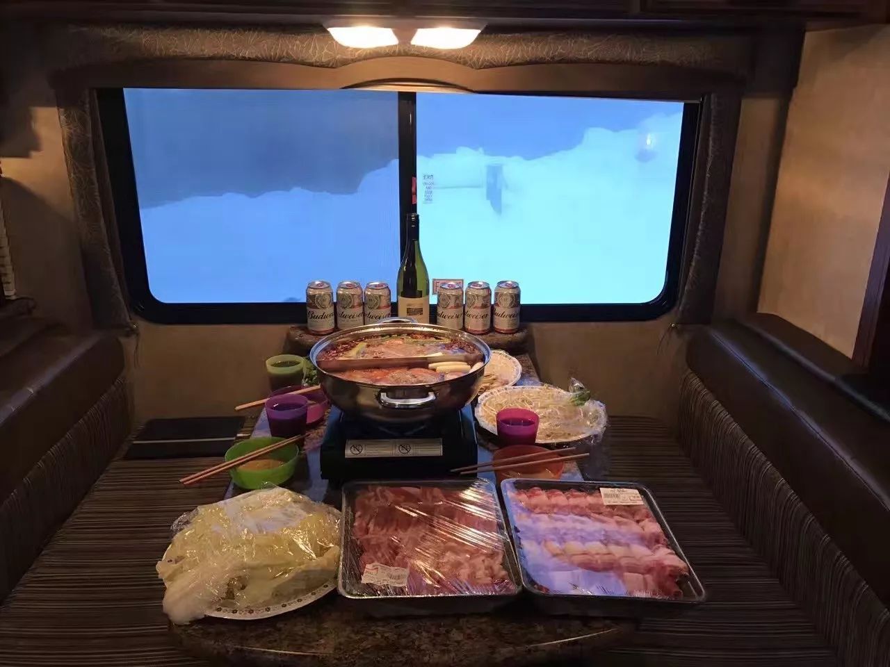 【旅行】房车露营新玩法!让你在野外也可以烧烤火锅吃起来