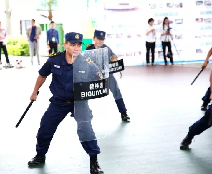 警棍盾牌术——展现物业雄风,秀出军人风采,是值得信赖的碧桂园